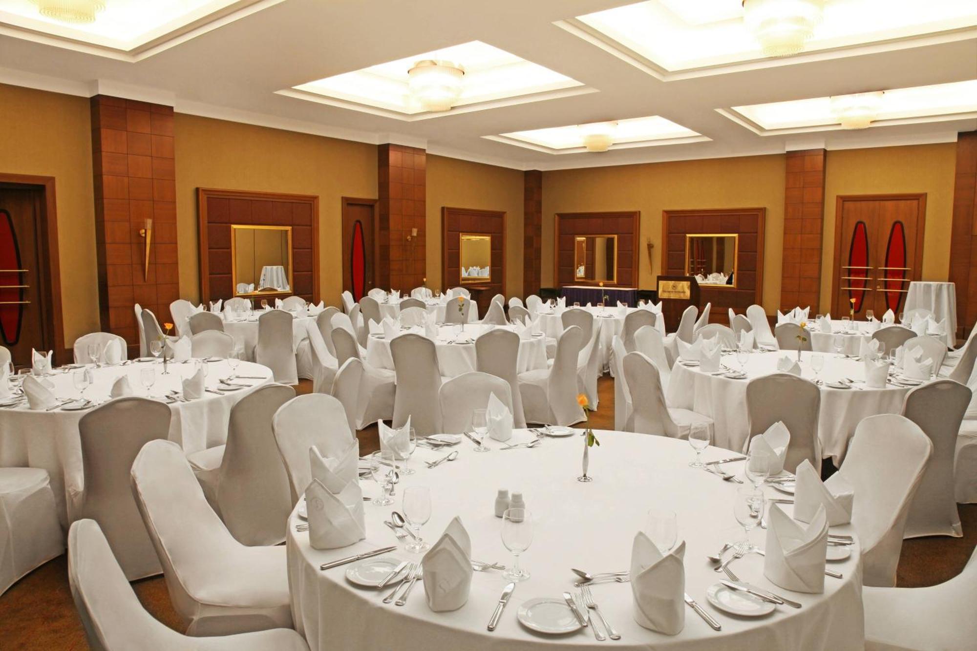 Sheraton Kampala Hotel Buitenkant foto